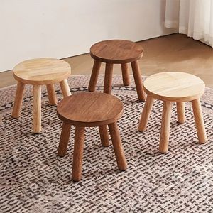 Tabouret en bois adapté aux petits espaces, conçu pour s'adapter aux zones compactes tout en garantissant le confort - Product Image 1