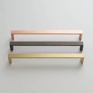 Poignée de porte en laiton Urban Edge, bouton en laiton au design épuré, quincaillerie en laiton de forme minimale, ensemble de poignées modernes en laiton - Product Image 1