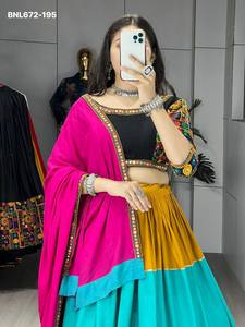 Proveedor de Lehenga-Choli y Dupatta de diseño elegante para festivales, en rayón y algodón con adornos coloridos de Kali y Gota Patti, procedente de la India. - Product Image 4