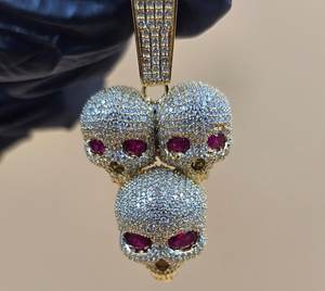Colgante de triple calavera con ojos de rubí, chapado en plata de ley 925, joyería gótica para hombre, colgante hip-hop, colgante rapero, colgante bling. - Product Image 3