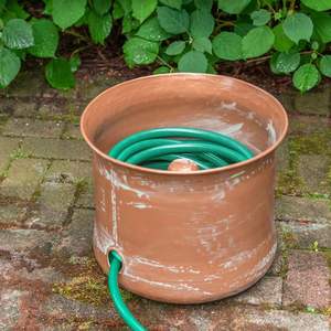 Soporte Rústico de Cobre Martillado para Manguera de Jardín con Poste Central Guía, Organizador Duradero para Tuberías de Agua en Exteriores - Product Image 2
