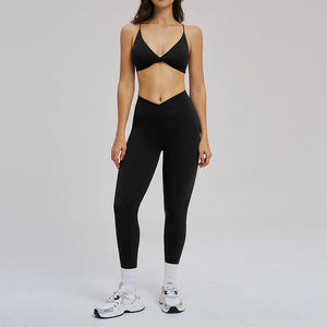Conjunto de yoga elegante para mujer, color gris, top corto y pantalones cortos sin costuras, conjunto de dos piezas, ropa cómoda para hacer ejercicio. - Product Image 6