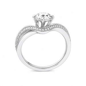 Anillo de compromiso de oro blanco para mujer con diamante redondo de talla brillante, engaste de puntas, estilo clásico y banda pavé - Product Image 5