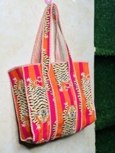 Bolso Tote Hecho a Mano con Estampado de Tigre |   Bolso de Hombro Acolchado de Algodón |   Bolsa de Compras con Estampado Animal |   Bolsa de compras diaria para mujer - Product Image 2