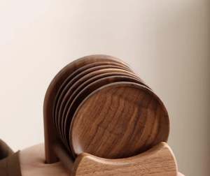 Sous-verres en bois de noyer massif, dessous de verre carrés en bois naturel avec support, protection de table minimaliste, cadeau d'anniversaire en bois - Product Image 2