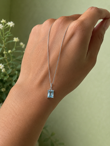 Collar con Colgante de Topacio Azul en Plata de Ley 925 con Gema Rectangular, Diseño Minimalista para Mujer - Product Image 5