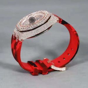 นาฬิกาเพชรหรูหรา Splendid Gem Jewelry สำหรับผู้ชาย ระบบอนาล็อก ควอตซ์ ตัวเรือนสีเงิน ประดับโมอิสซาไนต์ สายซิลิโคนสีแดง ขนาด 28 มม. หน้าปัดคริสตัลแซฟไฟร์ - Product Image 4