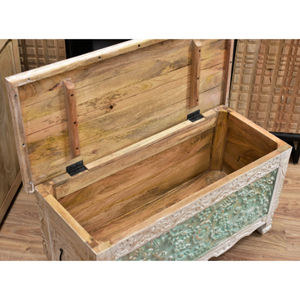 Coffre en bois massif sculpté antique de style traditionnel et rustique, écologique et durable, pour le bureau et le salon - Product Image 5