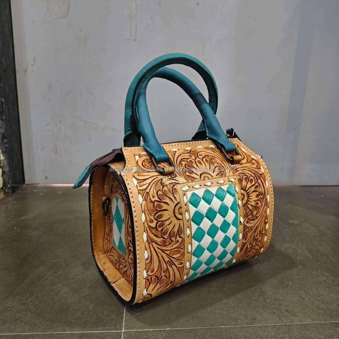 ลายตารางสีเทอร์ควอยซ์และสีขาว