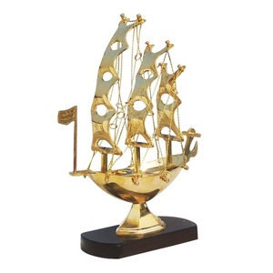เรือใบจำลองโลหะทองเหลืองพร้อมฐานไม้ ตกแต่งสีทอง สำหรับตกแต่งบ้านและสำนักงาน - Product Image 1
