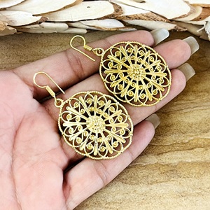 Pendientes Colgantes Ovalados Boho de Último Diseño, Pendientes Tribales de Latón para Mujer, Chapados en Oro de 18k, con Filigrana de Mandala, para Venta al por Mayor/OEM/ODM - Product Image 3