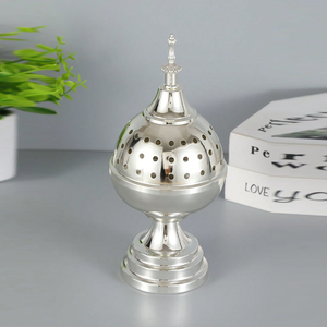 Magnifique brûleur d'encens en argent et bois avec un dessus bombé ventilé, une section centrale en bois et un finitionnel décoratif parfait. - Product Image 5