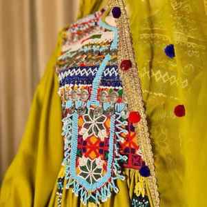 Vestido Afgano Color Granate y Blanco, Traje Tradicional con Bordado Dorado Intenso y Trabajo de Espejos, Dupatta, Vestimenta Cultural - Product Image 4