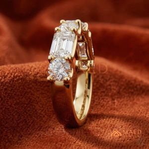 แหวนเพชร 5 เม็ด ทอง 18K | แหวนหมั้นเพชรทรงกลมเจียระไนแบบบริลเลียนท์และเพชรแล็บโกรว์สีมรกต | เครื่องประดับ VVS แบบสั่งทำสำหรับผู้หญิง - Product Image 3