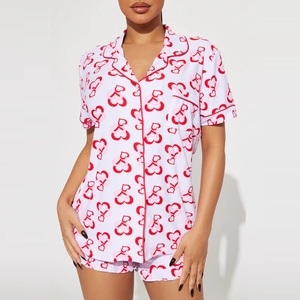Vente en gros de pyjamas exclusifs pour femmes, ensemble de pyjamas courts à imprimé cœur et bord festonné, pyjamas de la Saint-Valentin pour femmes, vêtements de nuit pour femmes, cadeaux pour femmes - Product Image 3