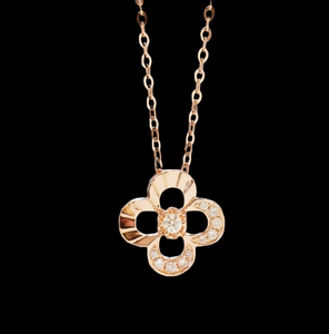 Colgante de Diamante con Forma de Flor de Primera Calidad, Chapado en Oro Rosa de 18K, Corte Brillante Redondo Solitario, Estilo Clásico Unisex - Product Image 2