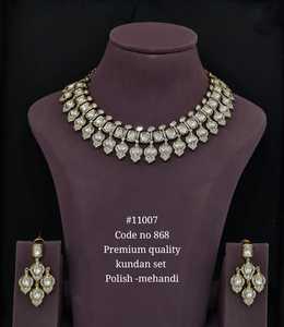 Ensemble collier et boucles d'oreilles Kundan de qualité supérieure 11007 avec pierres en zircon cubique et finition Mehandi pour mariage et fêtes - Product Image 2