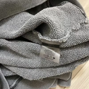 เสื้อฮู้ดดี้สีเทาชาร์โคลแบบวินเทจทรงโอเวอร์ไซส์สำหรับผู้ชาย แขนยาว มีกระเป๋าจิงโจ้  แบบเรียบๆ สไตล์สตรีทแวร์ - Product Image 4