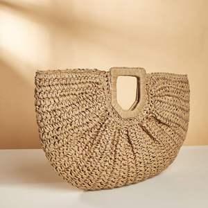 Transformez vos tenues élégantes avec ce sac en fil naturel stylé, au design artistique et à la forme incurvée, avec une poignée solide. - Product Image 1