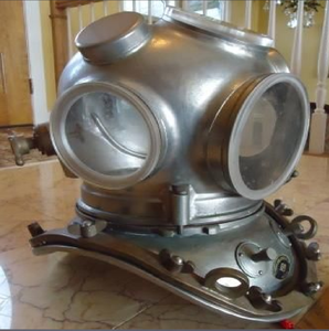 Casque de plongée vintage en métal avec visière ovale protégée par une grille et tube d'appareil respiratoire inférieur intégré, en gros. - Product Image 2