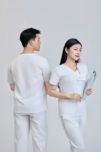 Conjunto de Uniforme Médico Profesional Unisex Blanco – Tejido Elástico WFX-CVC, Ajuste Cómodo y Calidad Aprobada para Detección de Agujas - Product Image 6