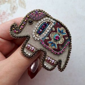 Broche de Arte Bordado a Mano con Cuentas para Amantes de la Moda, Pin Bordado con Cuentas Hecho a Mano de Primera Calidad para Atuendos Elegantes - Product Image 5