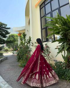 Ensemble de lehenga traditionnel indien pakistanais brodé marron pour femme, longueur au sol, en soie, coupe classique - Product Image 3