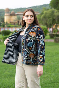Chaqueta de terciopelo negro hecha a mano para mujer con bordado Suzani, mangas largas, colección de ropa exterior de moda étnica. - Product Image 5