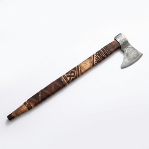 Hache artisanale en acier au carbone avec gravure de runes nordiques, manche en bois d'acajou gravé, enveloppe en cuir – Fournisseur en gros - Product Image 5