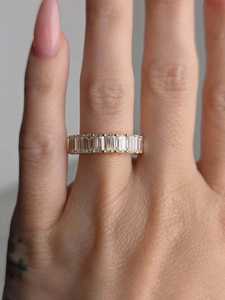 Anillo de Boda con Diamantes Cultivados en Laboratorio, Corte Esmeralda, 3.25 TCW - Anillo de Media Eternidad - Product Image 1