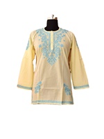 Mini Kurti en coton tissé à taille naturelle, manches longues, avec broderie sur le col et ouverture boutonnée sur le devant