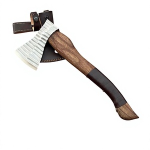 Hacha de construcción forjada a mano con mango de madera y funda de cuero para partir leña - Product Image 1