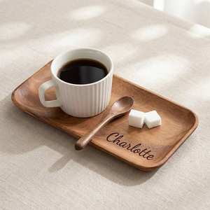 Plateau de service en bois personnalisé, rectangulaire, gravé avec le nom Charlotte, design moderne minimaliste, fait main, respectueux de l'environnement, assiettes - Product Image 1