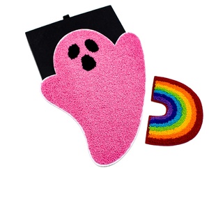 ป้ายปักโลโก้แบบกำหนดเอง ลายผีสีชมพูและด้ายเชนิลล์สีรุ้ง เป็นมิตรกับสิ่งแวดล้อม สำหรับหมวก เสื้อแจ็คเก็ต และแฟชั่น (รูปหัวใจ) - Product Image 1