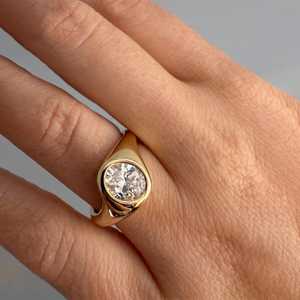 Bague solitaire ovale tendance pour homme, 2,00 carats, en or massif 14 carats, diamant de laboratoire, cadeau de promesse pour amis - Product Image 1