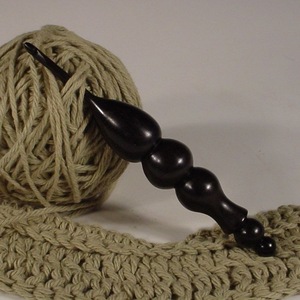 Gancho de ganchillo de madera de ébano con diseño de mango con cuentas ornamentales, acabado liso, herramienta de costura hecha a mano, diseño simple - Product Image 1