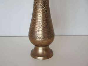 Jarrón Decorativo Tradicional de Latón con Diseño Floral Acrílico, Regalo Perfecto o Adorno para el Hogar a un Precio Razonable - Product Image 2