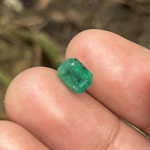 Émeraude naturelle de qualité supérieure du Zambie, 2,10 carats, vert intense, pierre facettée non montée pour la fabrication de bijoux - Product Image 2