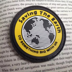 โลโก้ยางแบบกำหนดเองสำหรับกระเป๋าและเสื้อผ้า คุณภาพสูง รับผลิตแบบ OEM ODM ขายส่ง ผลิตในปากีสถาน ทนทาน ยืดหยุ่น สร้างแบรนด์ - Product Image 5