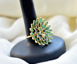 แหวนค็อกเทลรูปดอกไม้ประดับมรกตธรรมชาติและแทนซาไนต์ในทองคำแท้ 18K สีเหลือง – แหวนประดับพลอยทรงมาร์คีส์สามชั้น - Product Image 4