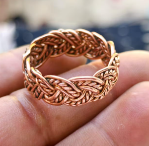 Bague en cuivre pur vintage, tressée à la main, motif tressé torsadé, surface en fil, bague à bord plat en cuivre massif - Product Image 2