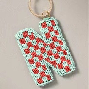 Porte-clés fantaisie en perles avec un design vibrant, style moderne, broderie perlée, aspect luxueux - Product Image 5