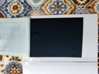 Tela de seda elegante con estampado de monedas doradas, 44 pulgadas de ancho, mezcla de seda satinada brillante y suave con trabajo de zari para proveedor de sarees, lehengas, vestidos y kurtis.