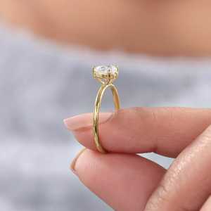 Anillo Solitario Romántico de Diamante Corte Corazón de 1.00CT en Oro Amarillo de 10K con Diamante Cultivado en Laboratorio Certificado por IGI, Regalo de Compromiso para Enamorados - Product Image 3