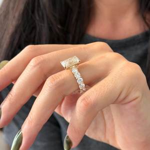 Bague de fiançailles avec halo caché en diamant de laboratoire radiant de 5 carats E VVS2, bande de diamants ronds en or jaune de luxe de 4,2 mm, certifiée IGI - Product Image 5