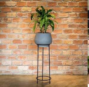Jardinière en métal gris cannelé de luxe avec un support industriel assorti, disponible à prix de gros pour les intérieurs haut de gamme. - Product Image 5