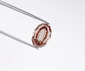 Bague de fiançailles avec diamant ovale de laboratoire de couleur champagne, taille étagée, 3,13 carats, 12,00 x 8,35 mm, taille fantaisie, certifiée IGI, OM GEMS - Product Image 3