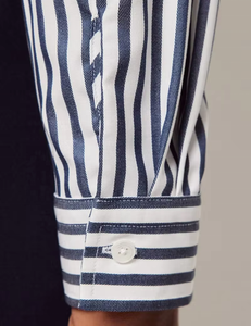 Chemise boutonnée à manches longues en tissu rayé bleu et blanc, coupe ajustée pour femme, idéale pour le bureau - Product Image 5