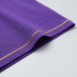 Camiseta Morada de Manga Corta para Hombre con Logotipo Omega Bordado en Dorado, Ribete en Contraste, Cuello Redondo, Corte Regular - Product Image 4