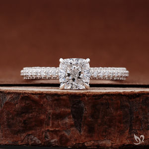 Anillo de Compromiso y Boda con Diamante Cultivado en Laboratorio de Corte Cojín de 1 Quilate, Banda Pavé de Tres Hileras, Certificado IGI, Diseño Nupcial de Lujo, Oro Blanco de 10K - Product Image 1